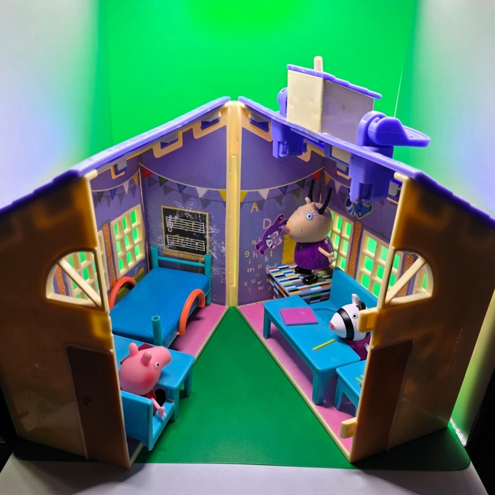Peppa Pig Purple Blue Classroom Playset with Pink & White Figures